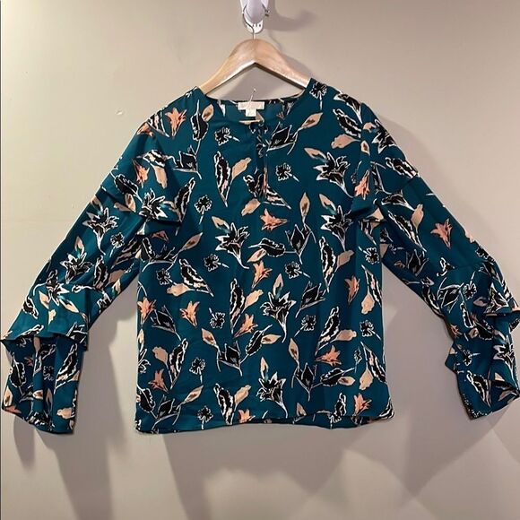 Finn & Grace Ruffled Sleeve Blouse - Picture 1 of 10